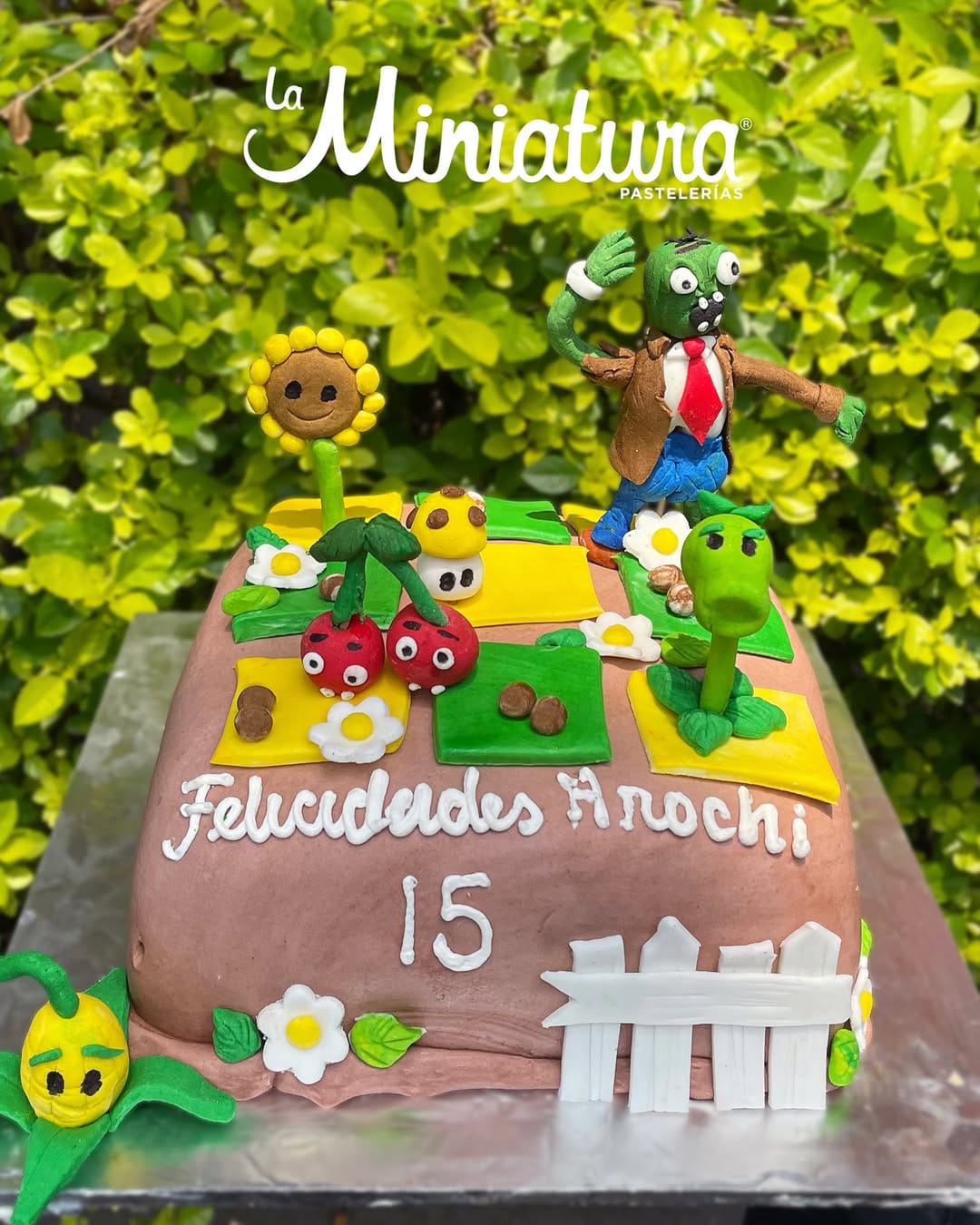 Post 4 by Pastelería La Miniatura on Instagram (carousel)