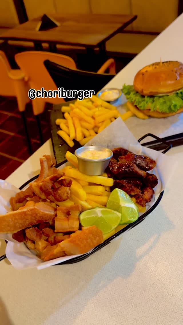 Post 7 by ChoriBurger & Drinks Ocaña on Instagram (video)