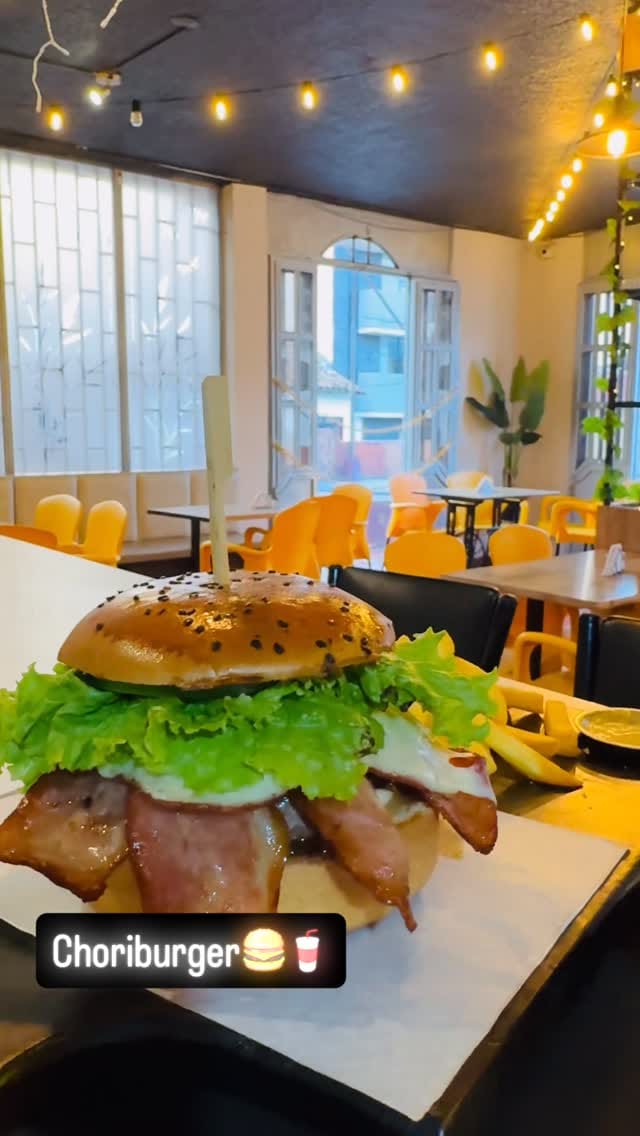 Post 4 by ChoriBurger & Drinks Ocaña on Instagram (video)