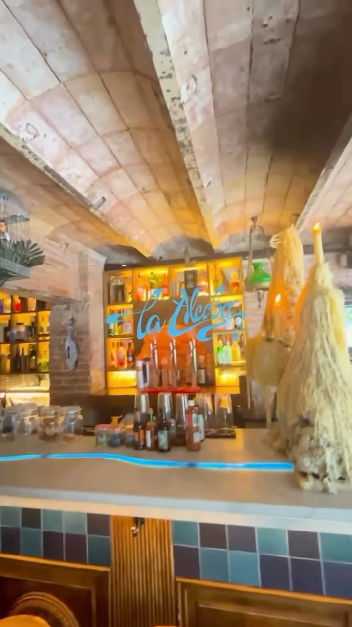 Post 5 by La Alcoba on Instagram (video)