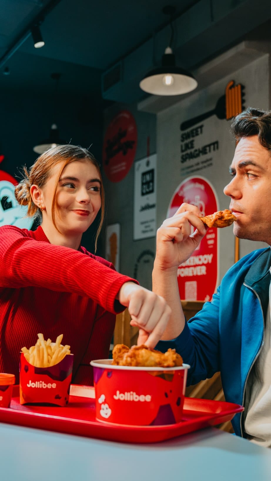 Post 10 by Jollibee España on Instagram (video)