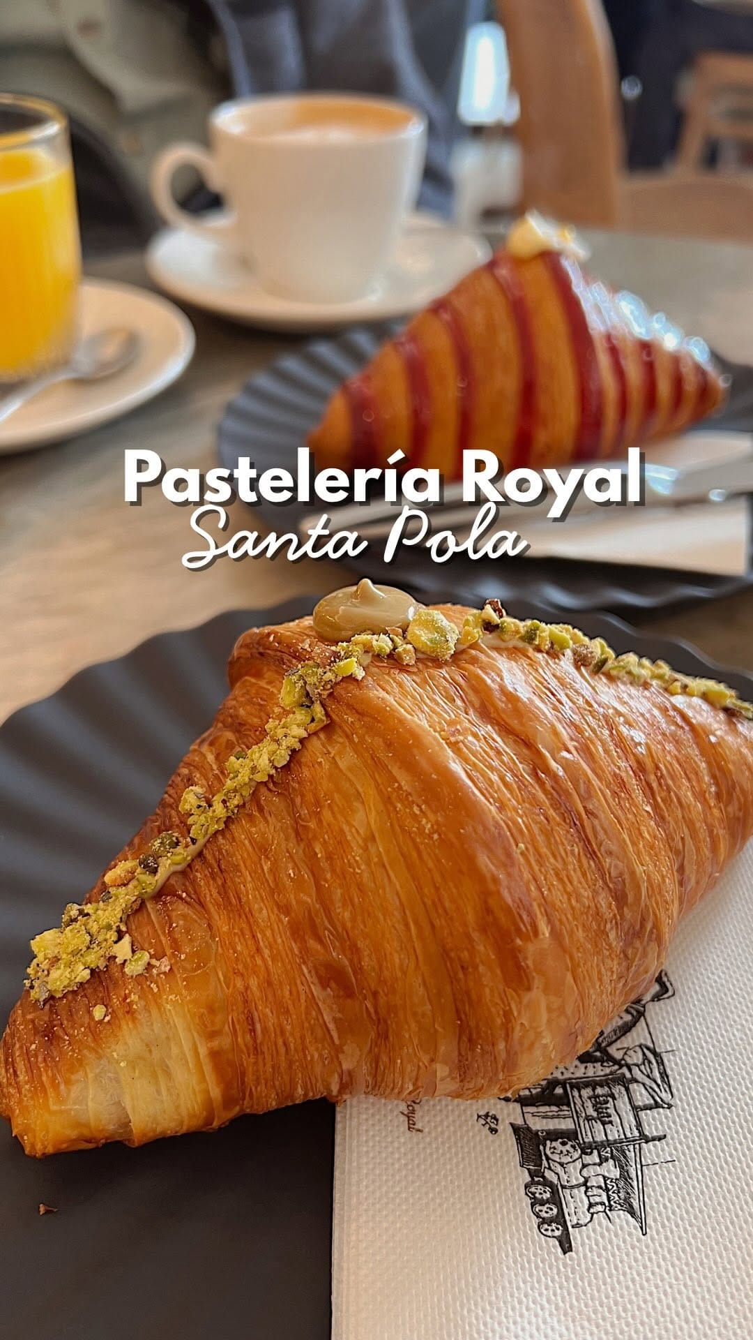 Post 5 by Pasteleria Royal on Instagram (video)