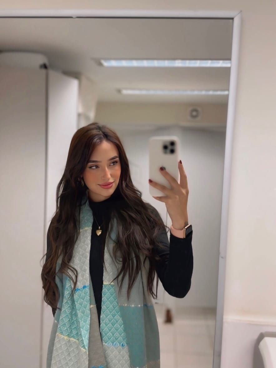Post 8 by Jheni Portela on Instagram (carousel)