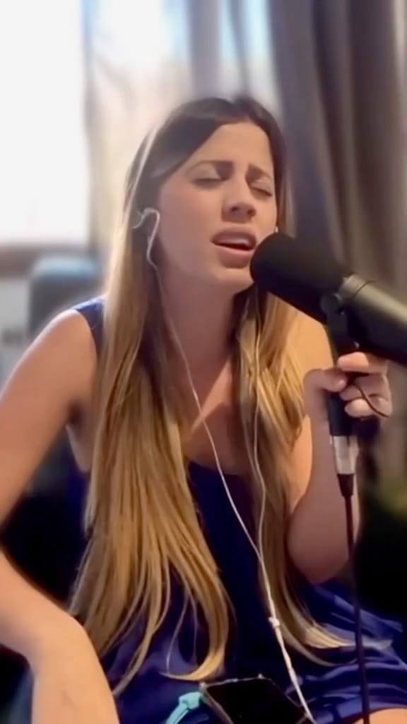Post 2 by Karol Oliveira on Instagram (video)