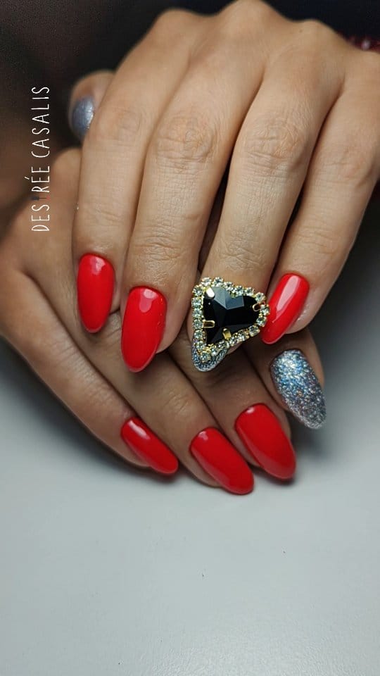 Post 3 by Desirée Casalis - Nail Artist on Instagram (video)
