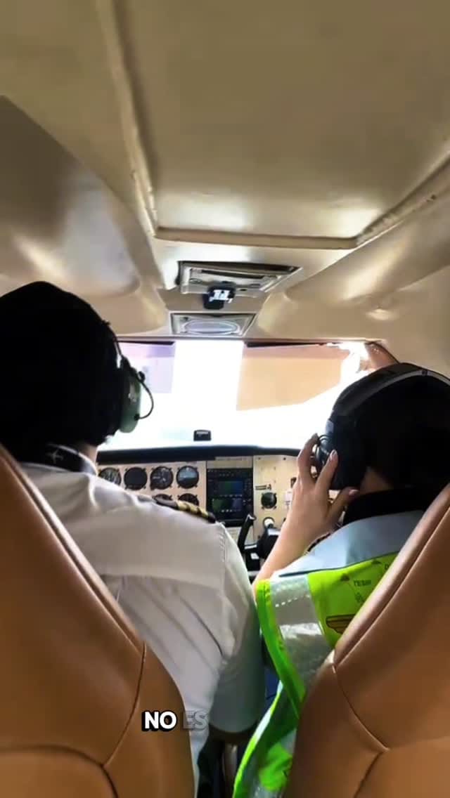 Post 10 by Escuela Aviacol on Instagram (video)