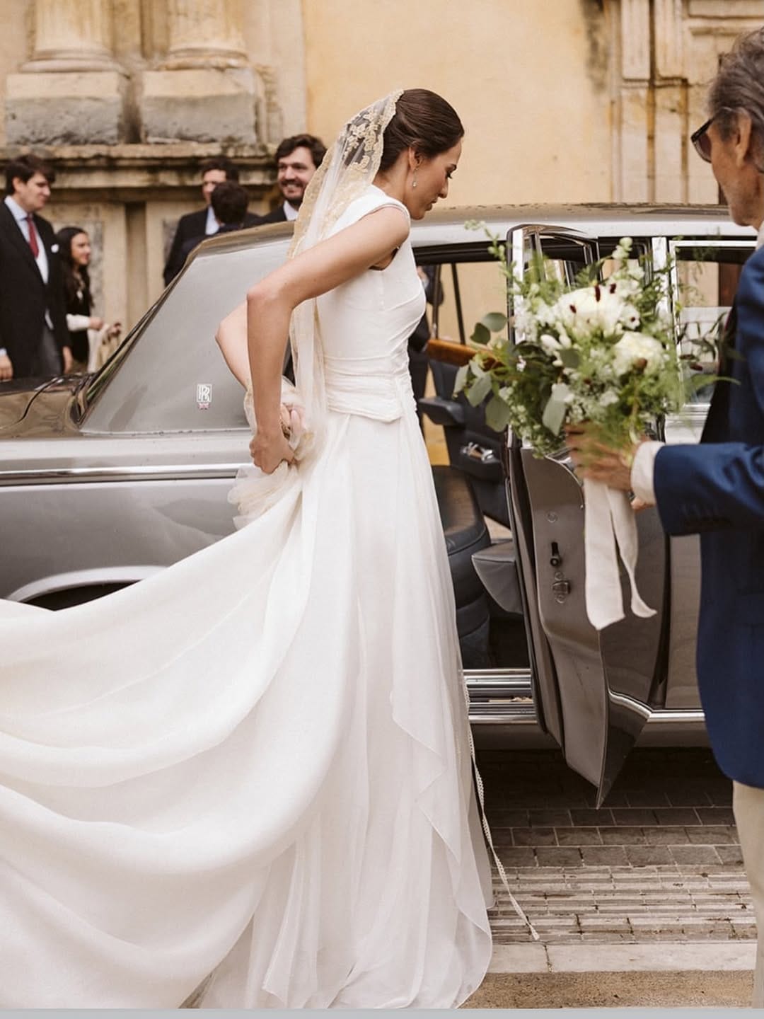 Post 4 by Novias, bodas e invitadas. on Instagram (carousel)