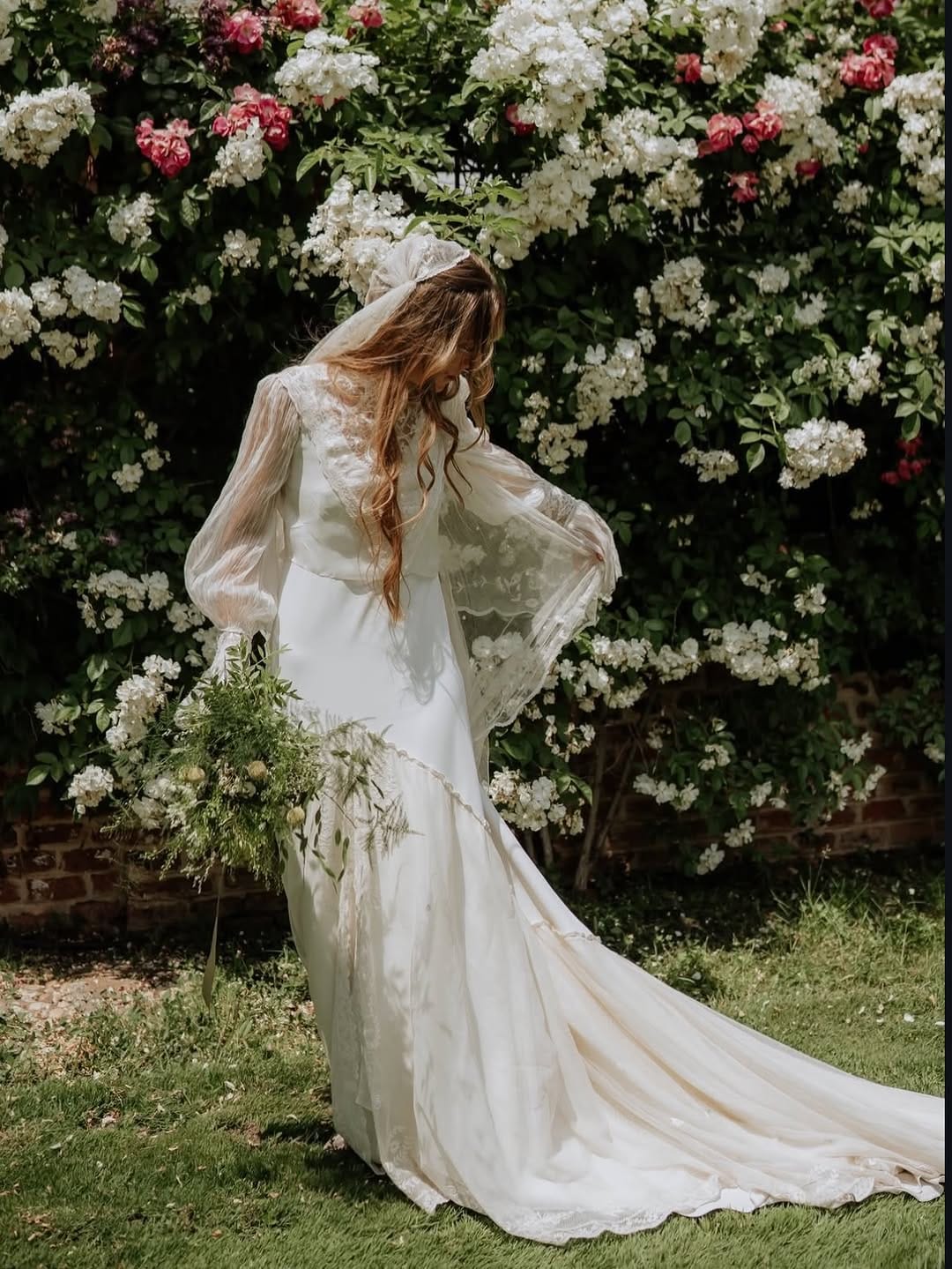 Post 5 by Novias, bodas e invitadas. on Instagram (carousel)