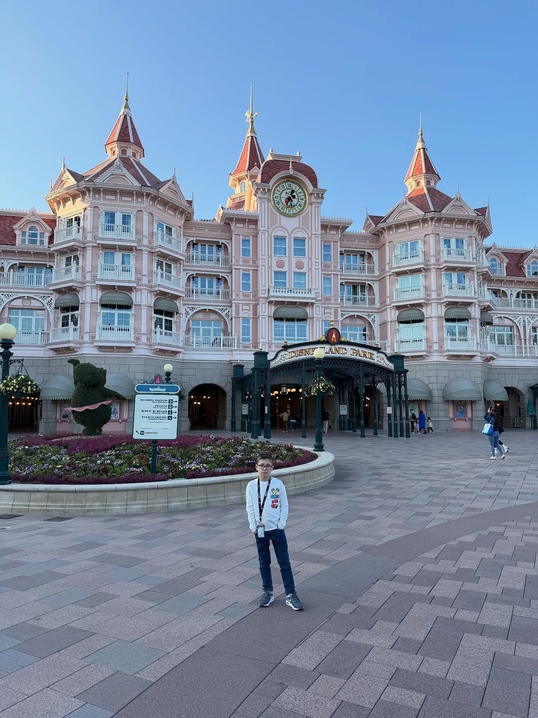 Post 10 by Taty on Instagram (carousel)