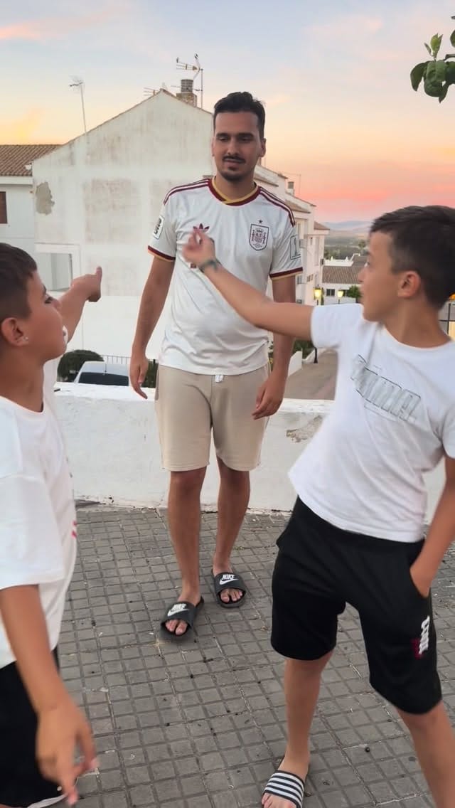 Post 2 by Adrian Bautista Pinto on Instagram (video)