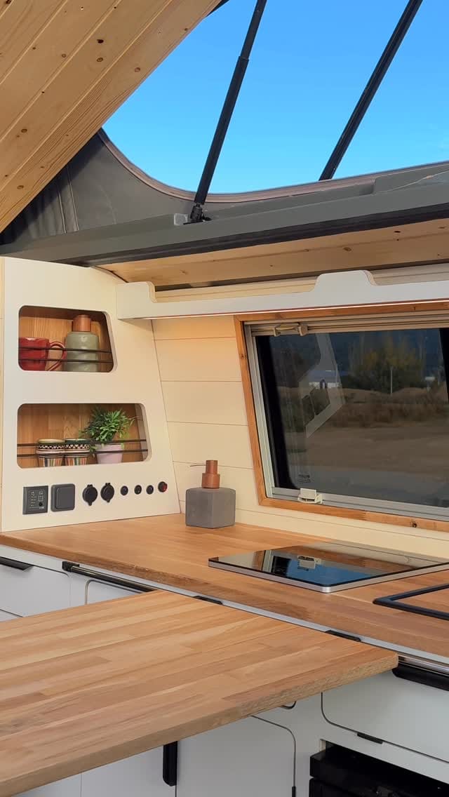 Post 4 by Van Boleo on Instagram (video)