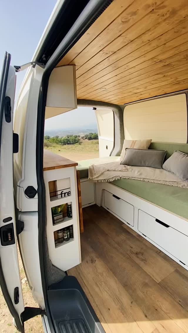 Post 8 by Van Boleo on Instagram (video)