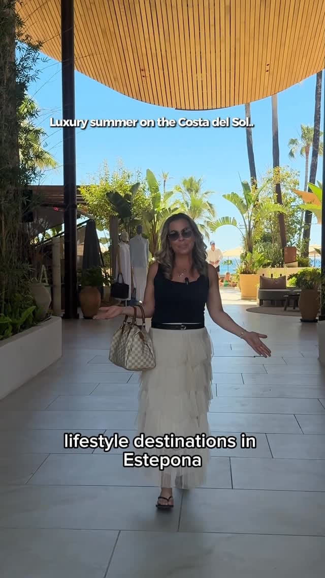 Post 8 by Rebecca Kratz “Mein Job ist Luxus” on Instagram (video)