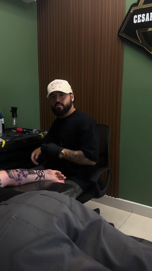 Post 6 by J CESAR • TATTOO ARTIST on Instagram (video)