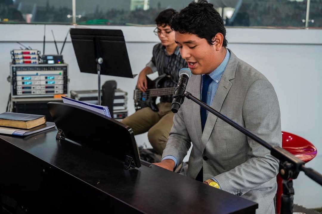 Post 3 by Omar Arévalo 🎶 on Instagram (image)