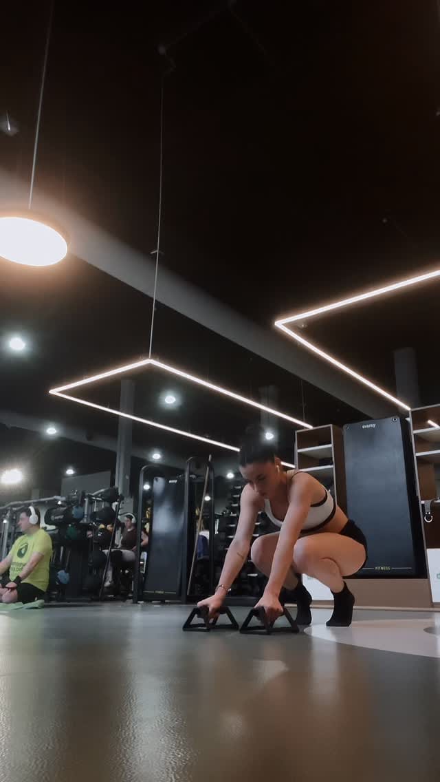 Post 3 by @rhyllow on Instagram (video)