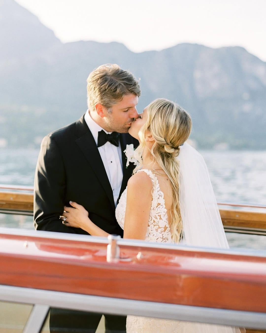 Post 1 by Laura Dova Weddings on Instagram (image)