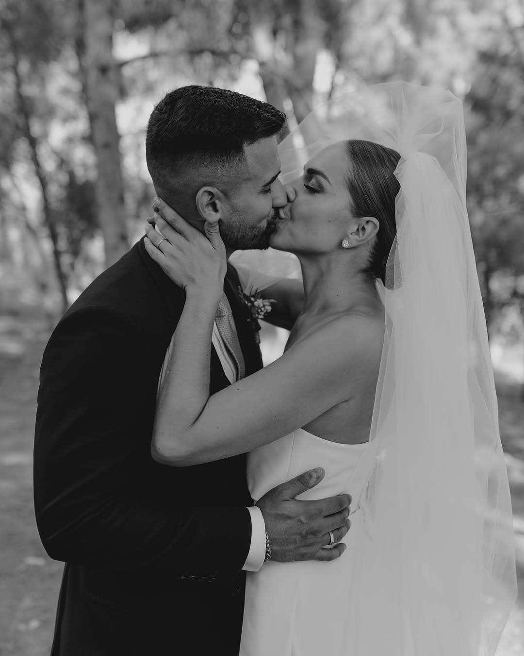 Post 4 by Lorena Erre • Fotógrafos de boda on Instagram (carousel)