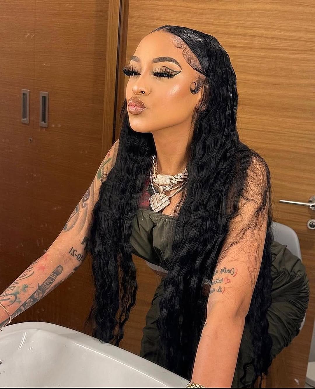 Post 10 by 💄KASH DOLL✨ on Instagram (carousel)