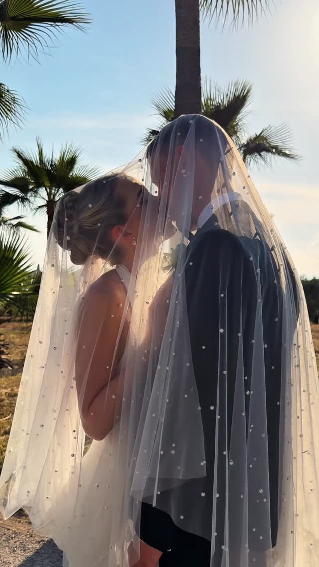 Post 1 by A White Hot Wedding on Instagram (video)