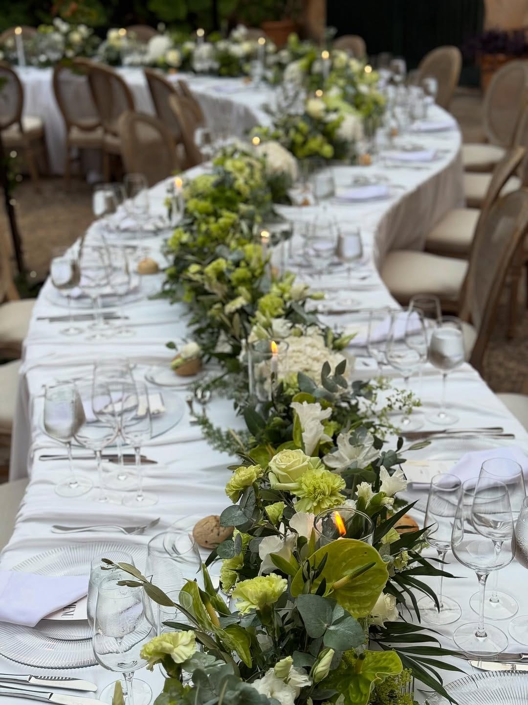 Post 10 by A White Hot Wedding on Instagram (carousel)
