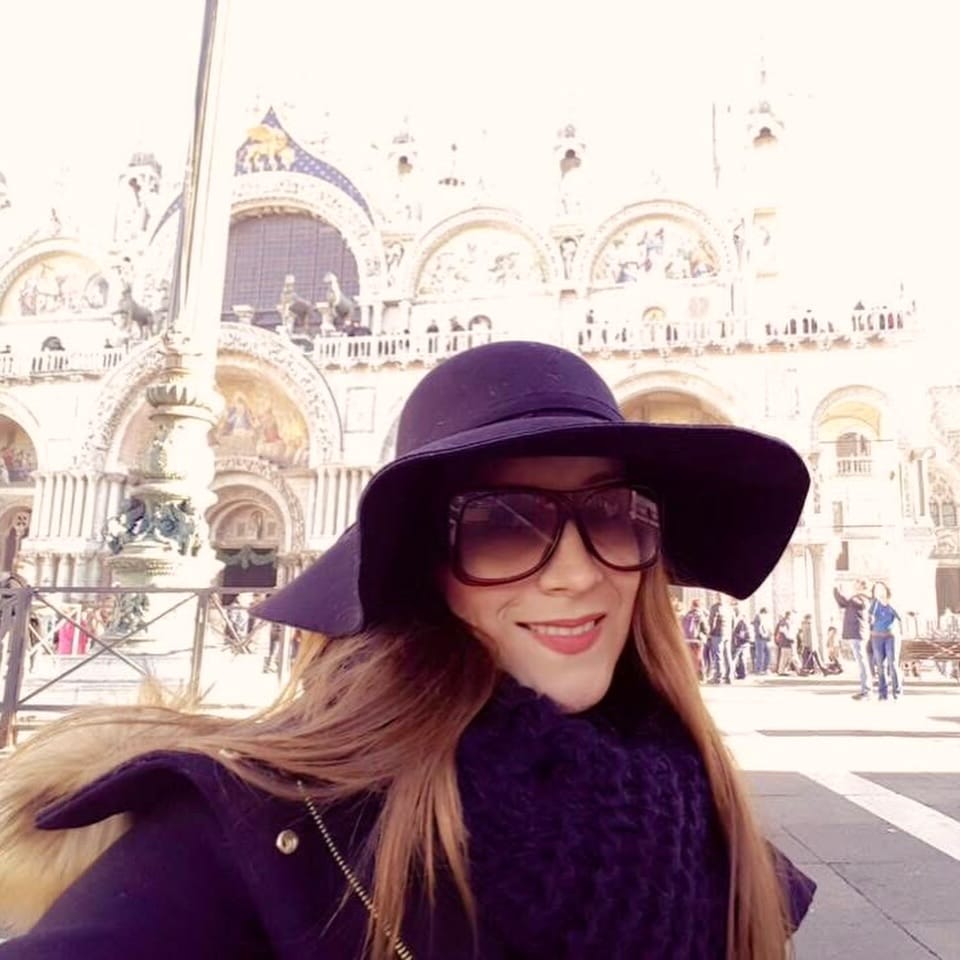 Post 4 by Carolina Gallardo • Beauty & Business Expert on Instagram (carousel)