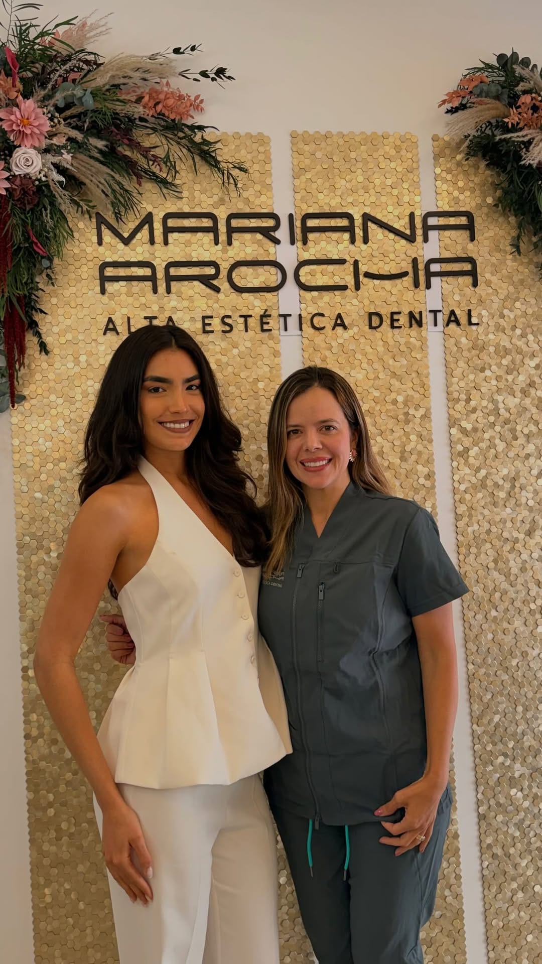 Post 3 by Mariana Arocha. MSc. PhD - Diseño de Sonrisa on Instagram (video)