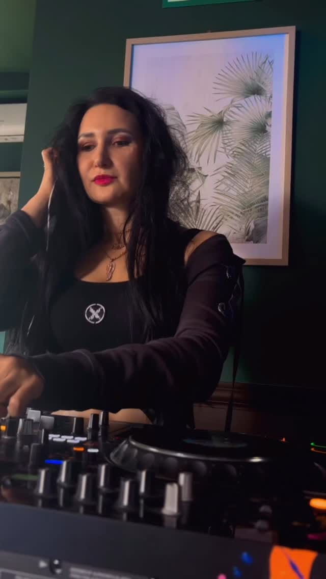 Post 2 by Yulia Basova on Instagram (video)