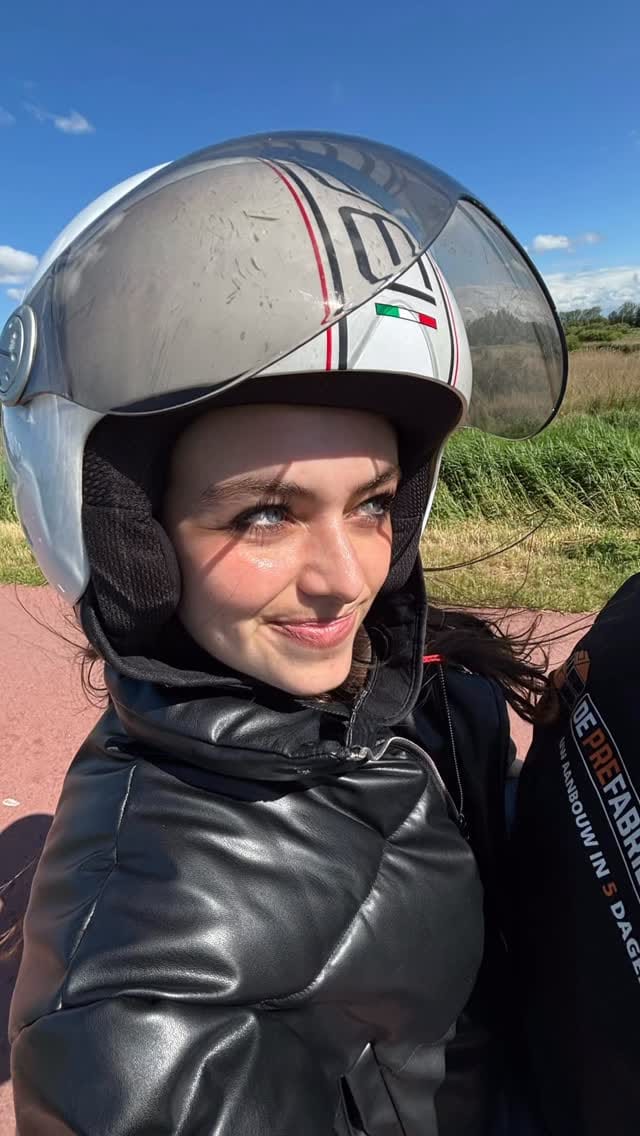 Post 1 by Laura Bernaal🌼 on Instagram (video)