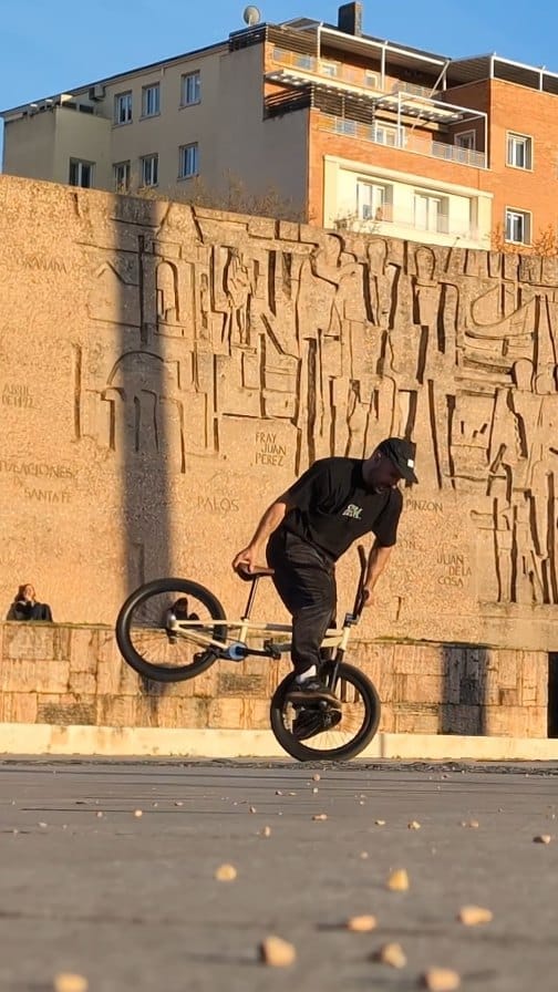 Post 6 by Alberto Moya on Instagram (video)