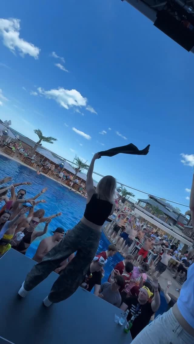 Post 1 by 𝗺𝗶𝗻𝗻𝗶𝗲 𝗿𝗼𝗰𝗸 on Instagram (video)