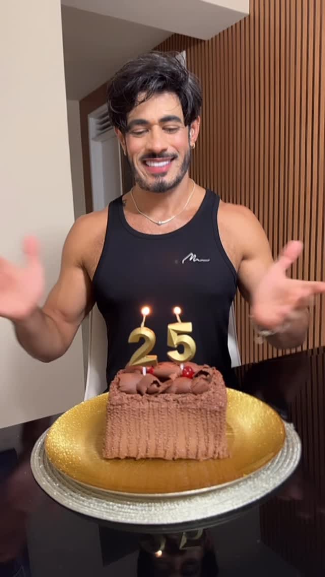 Post 8 by Richard & Eduardo on Instagram (video)