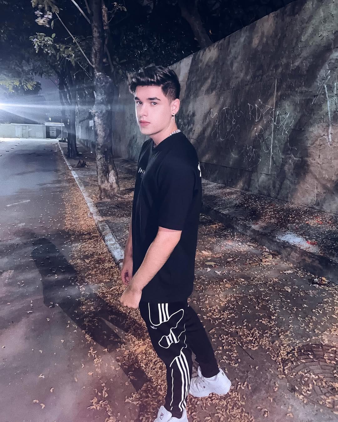 Post 10 by Lucas Felipe Sena on Instagram (carousel)