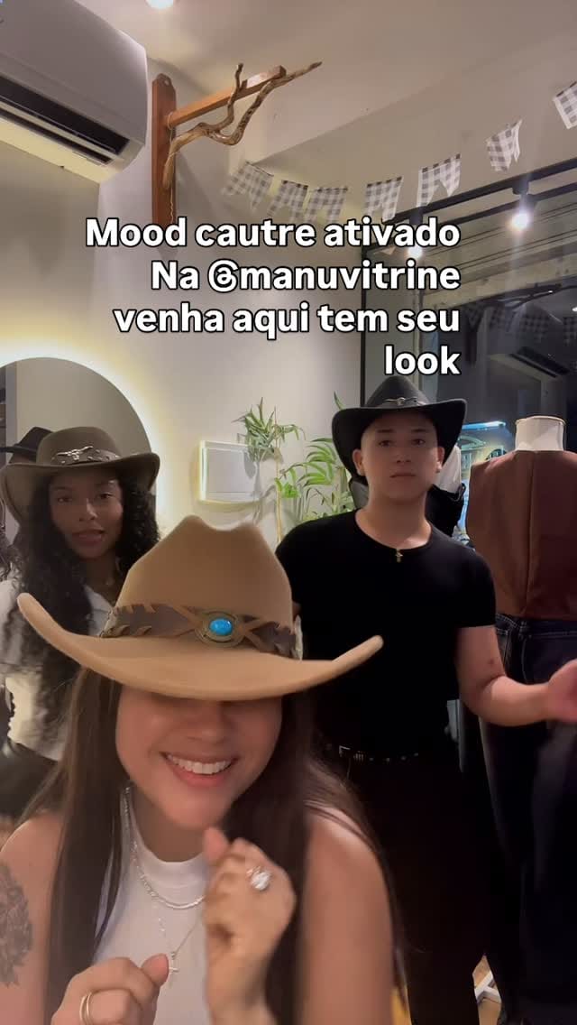 Post 3 by Manu Vitrine on Instagram (video)