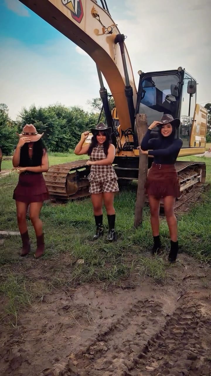 Post 4 by Manu Vitrine on Instagram (video)