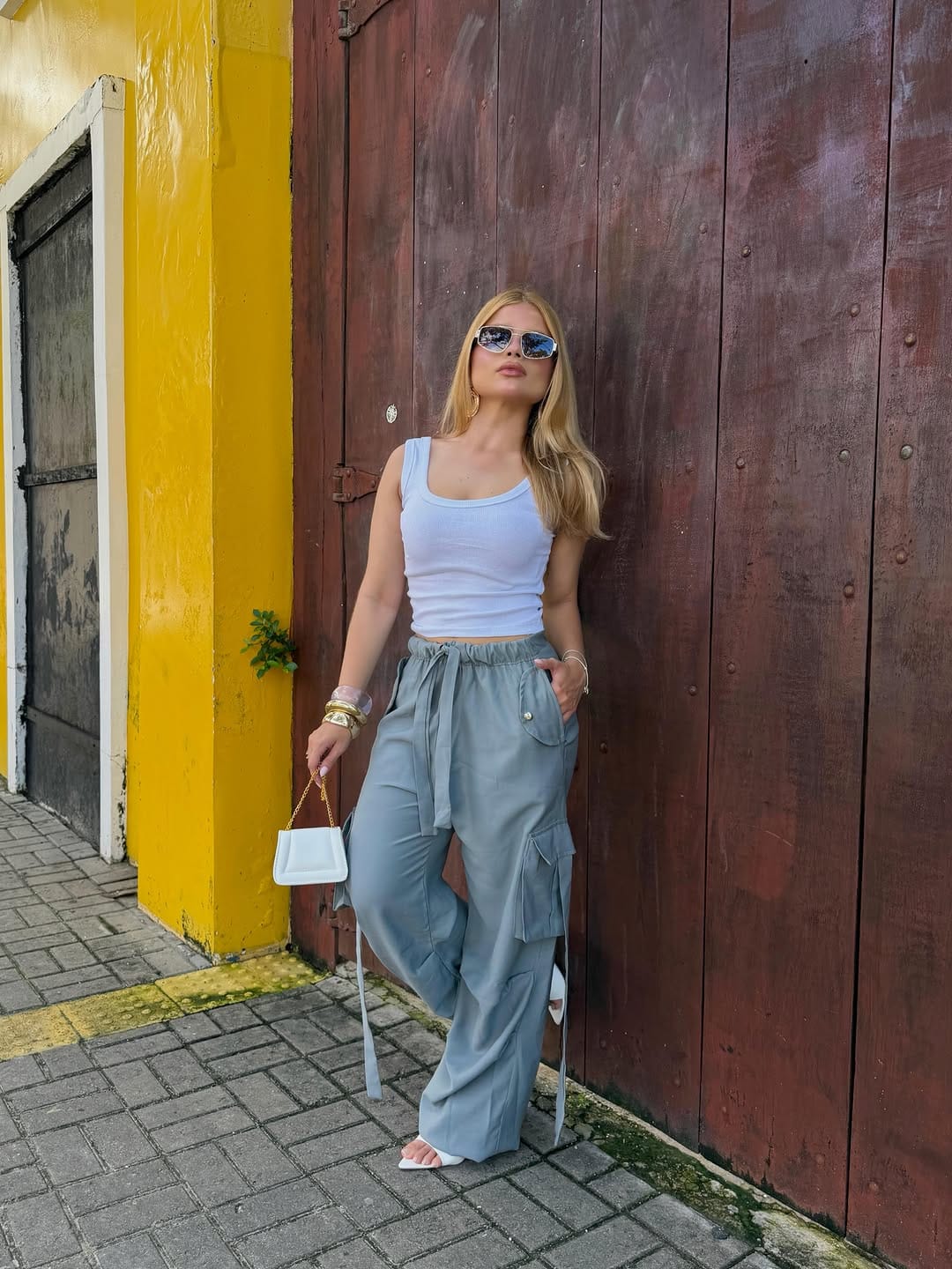 Post 8 by Ana Beatriz Regis | MODELO. on Instagram (carousel)