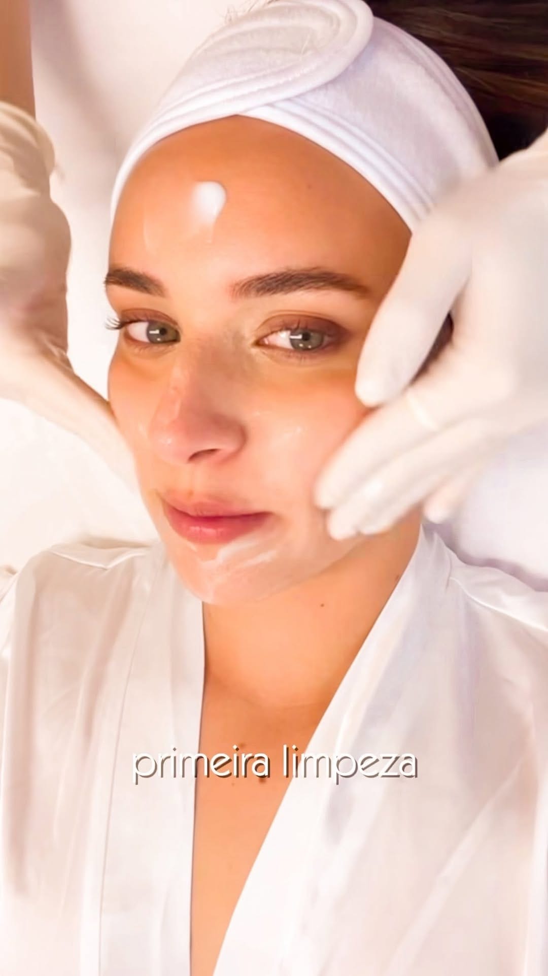 Post 10 by Adrian Freitas Estética on Instagram (video)