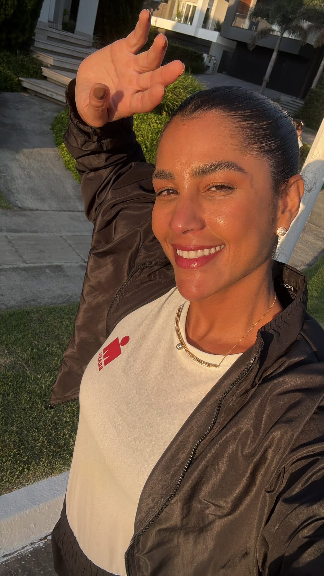 Post 5 by Larissa Actis - Harmonização Facial on Instagram (video)