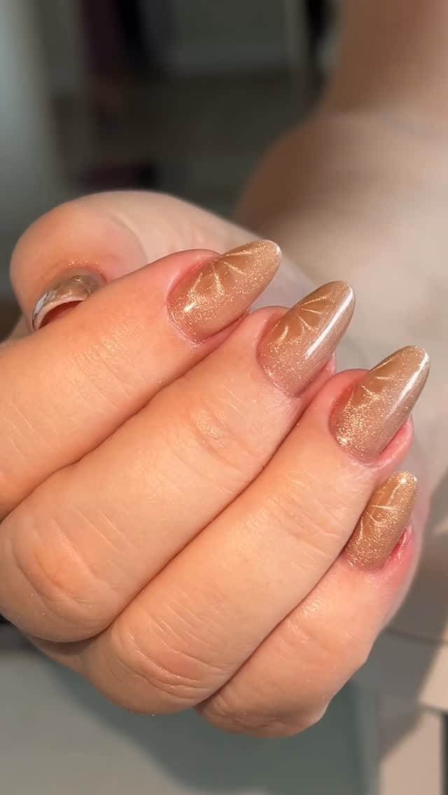 Post 1 by ADRIELLE OLIVEIRA | unhas de gel 👑 on Instagram (video)