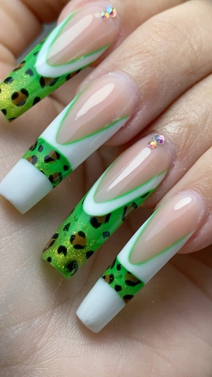 Post 10 by ADRIELLE OLIVEIRA | unhas de gel 👑 on Instagram (video)