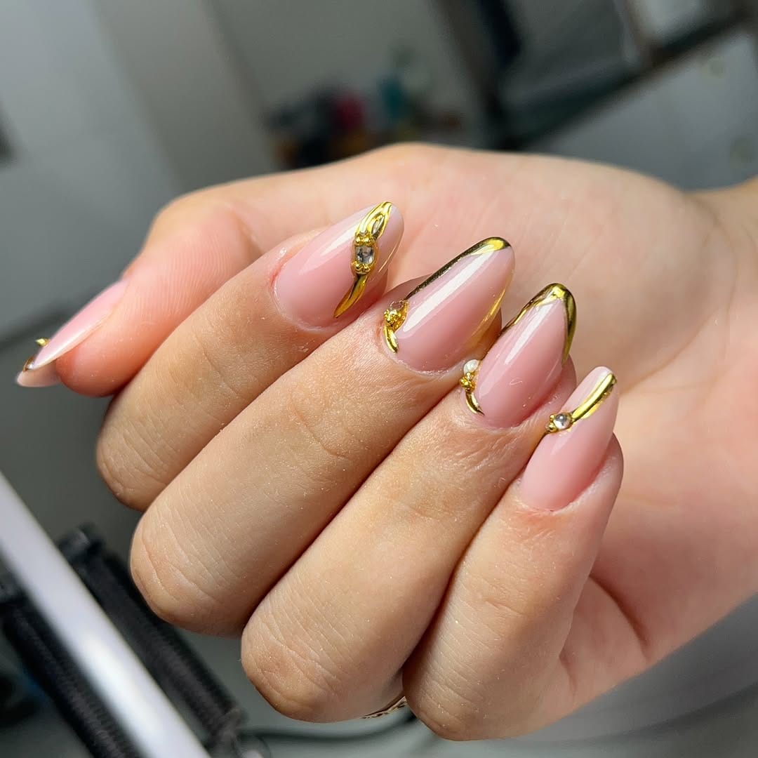 Post 4 by ADRIELLE OLIVEIRA | unhas de gel 👑 on Instagram (image)