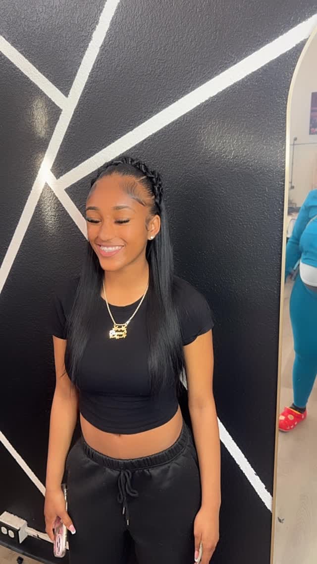 Post 8 by Bundles Wigs and  Eye lashes on Instagram (video)