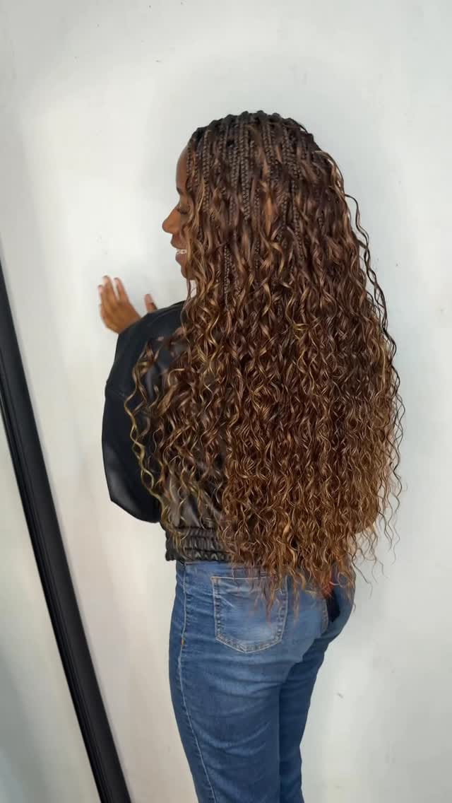 Post 3 by DOUGLAS IGOR | TRANCISTA | CAPÃO REDONDO on Instagram (video)