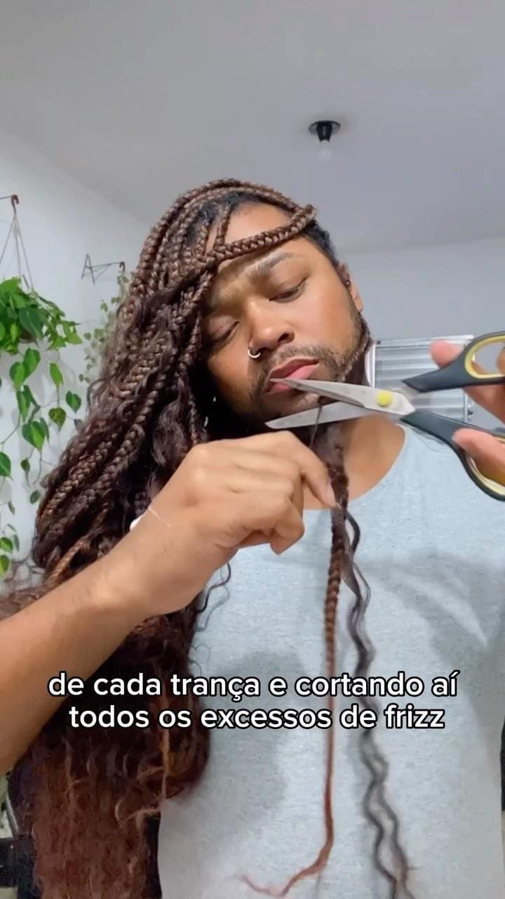 Post 10 by DOUGLAS IGOR | TRANCISTA | CAPÃO REDONDO on Instagram (video)