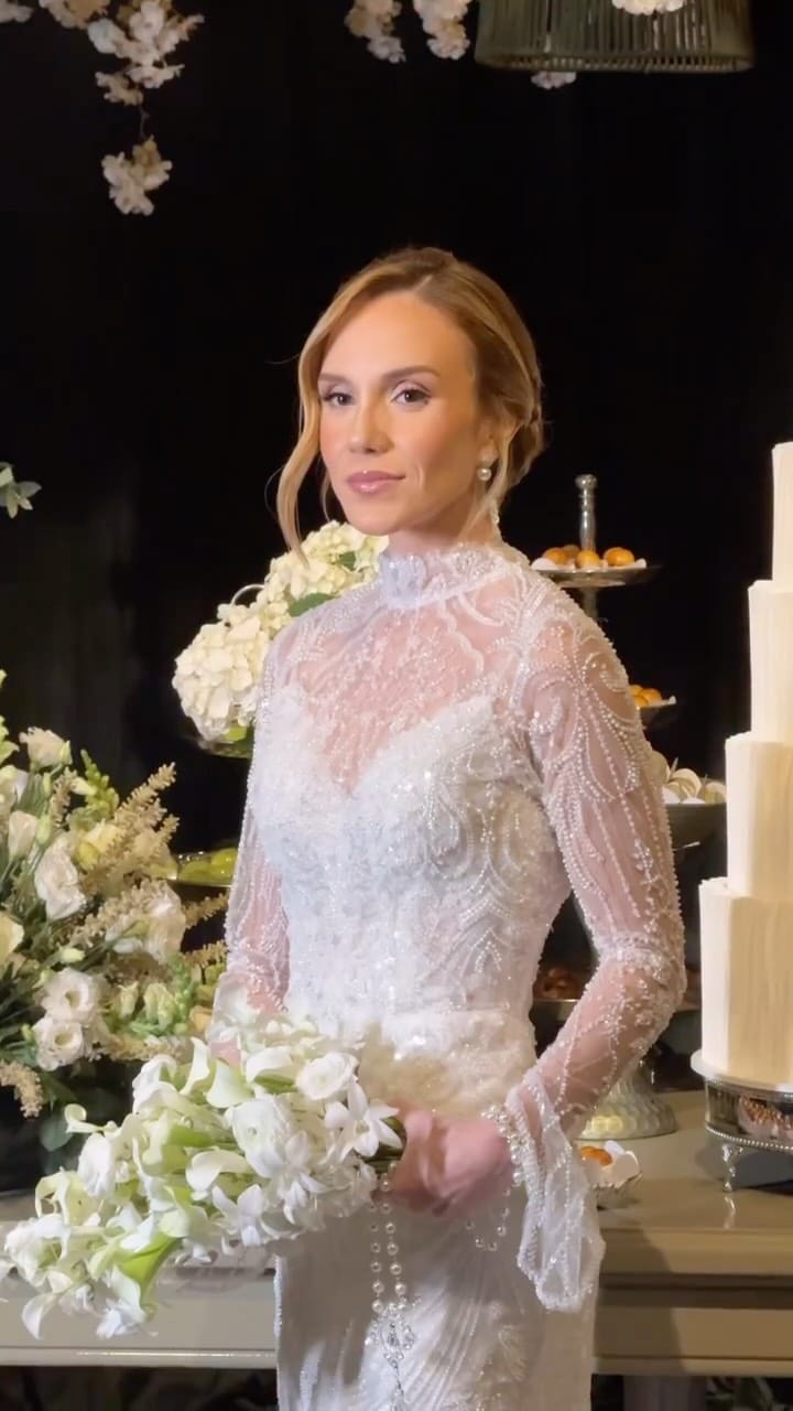Post 7 by Amanda Postigo | Maquiadora Bauru e região on Instagram (video)