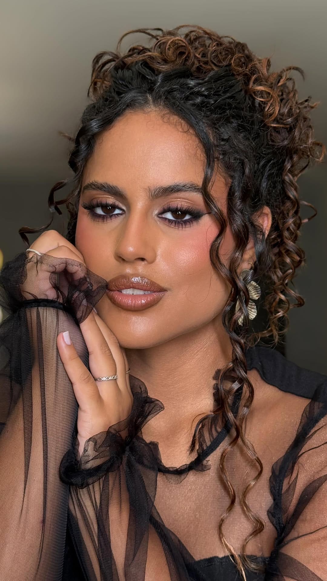 Post 10 by Camila faz Make | Penteado | Sobrancelha on Instagram (video)