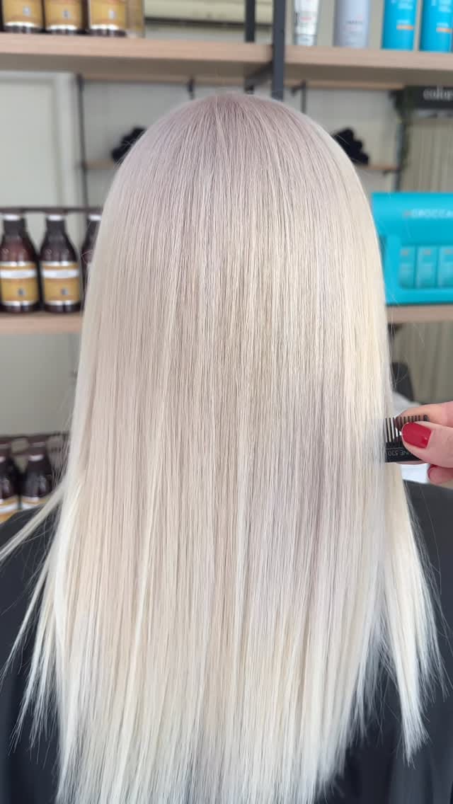 Post 6 by AylaComez& ZerrinUman on Instagram (video)