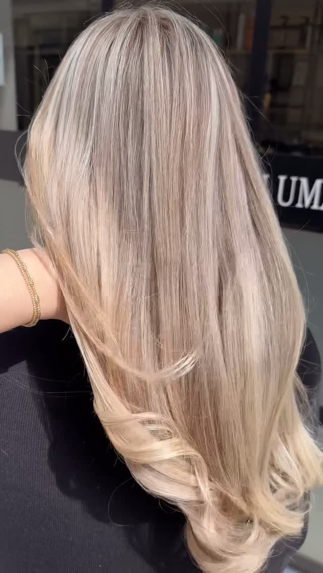 Post 9 by AylaComez& ZerrinUman on Instagram (video)