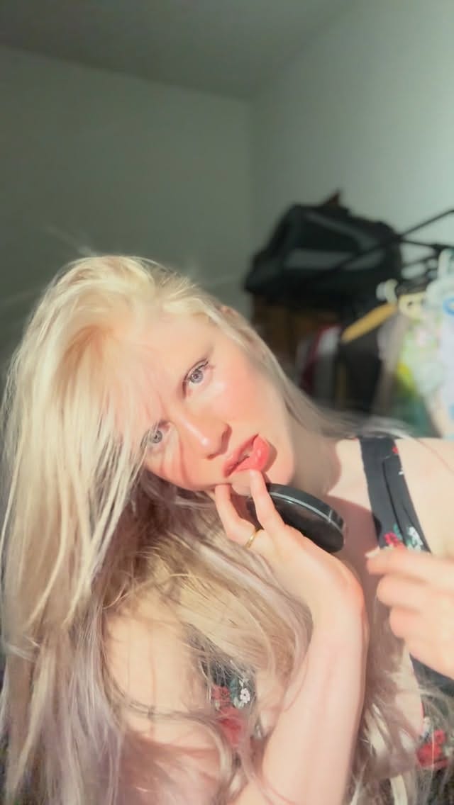 Post 2 by Thays Vanzeller on Instagram (video)