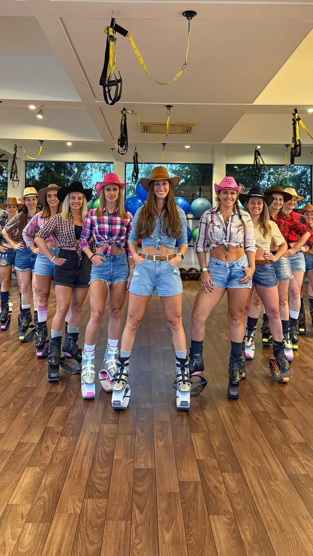 Post 3 by Mana Manosso on Instagram (video)